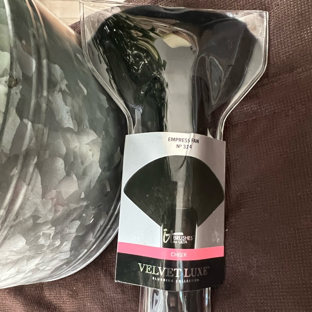 New It cosmetics Velvet Luxe Empress Fan Brush #324